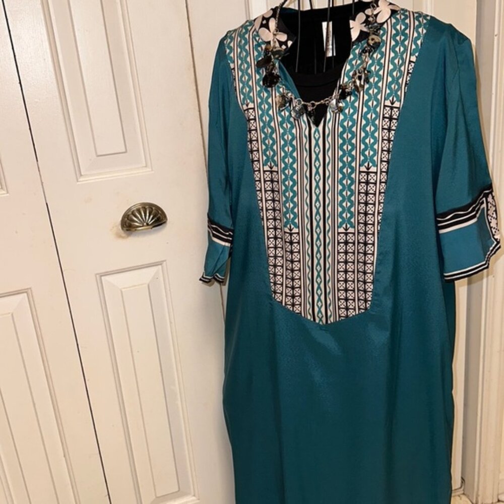Caftan size medium pullover green with v- neck
